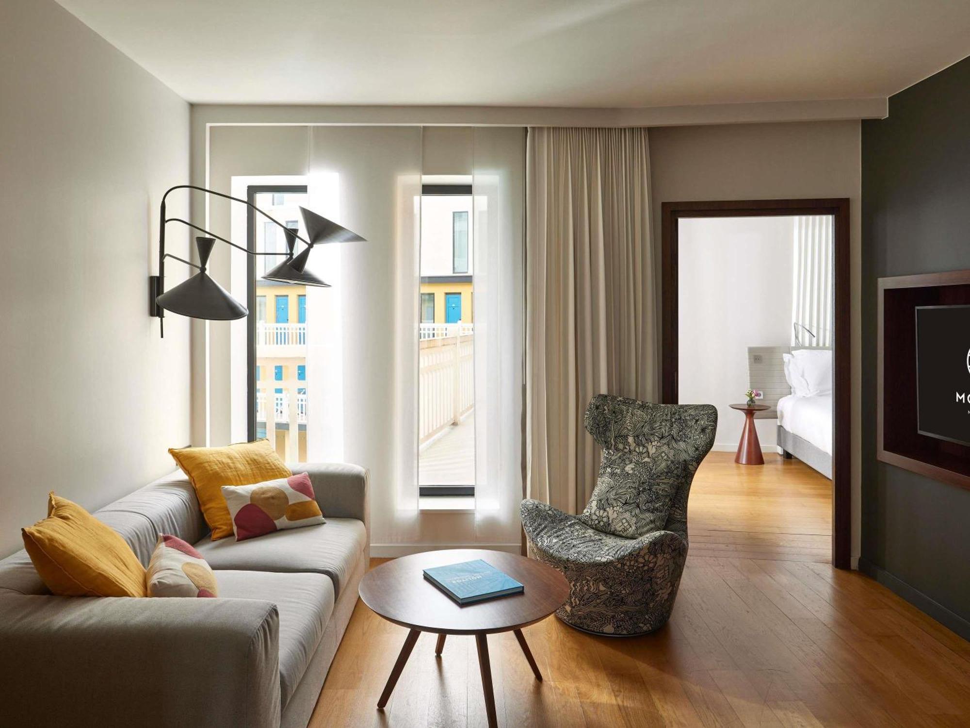 Suite Lit King-Size avec Coin Salon et Canapé-Lit - Vue sur Piscine